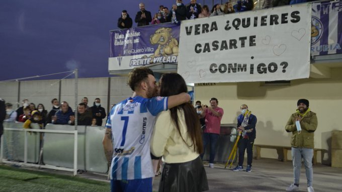 <p> Momento en el que Antonio Vera recibe la proposición de matrimonio. @AlbertMosca </p>