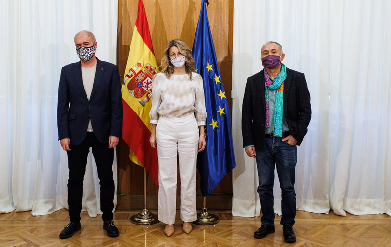 <p> (I-D) El secretario general de CCOO, Unai Sordo; la vicepresidenta segunda del Gobierno y ministra de Trabajo, Yolanda Díaz y el secretario general de UGT, Pepe Álvarez, tras su reunión en la sede del Ministerio, a 9 de febrero de 2022, en Madrid. - Alejandro Martínez Vélez - Europa Press </p>