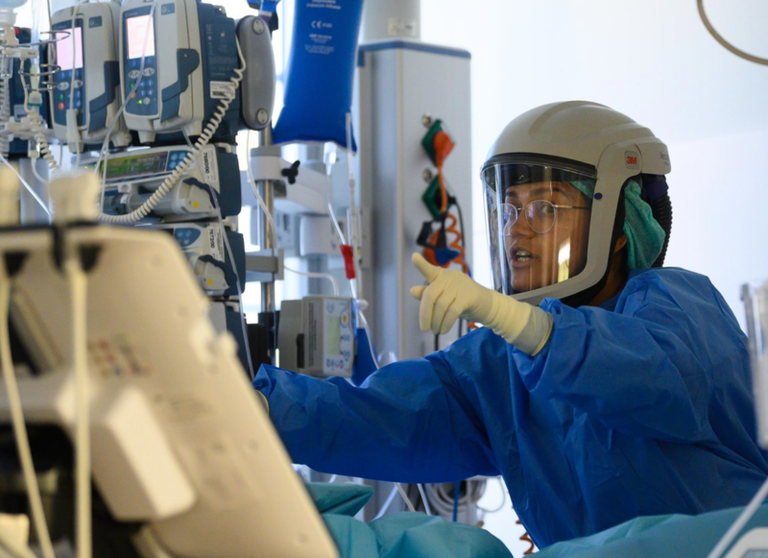 <p> Archivo - 03 November 2021, Saxony, Dresden: A medic looks after a patient suffering from coronavirus-related complications at the intensive care unit of the Dresden Municipal Hospital. - Robert Michael/dpa-Zentralbild/d - Archivo </p>