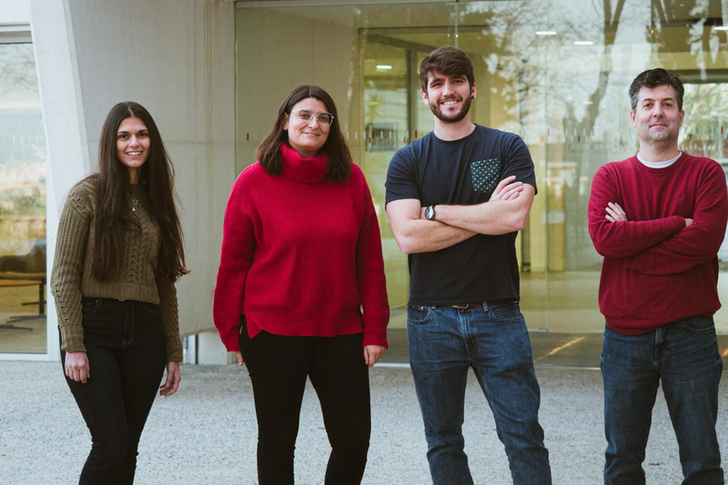 <p> De izq a dcha: Ana Montero Calle (investigadora predoctoral); María Garranzo Asensio (investigadora postdoctoral); Guillermo Solís Fernández (Investigador predoctoral) y Rodrigo Barderas, científico de la Unidad Funcional de Investigación. - ISCIII </p>