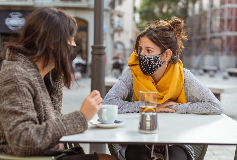 <p> Tomando café en la calle con mascarilla. - WIRESTOCK/FREEPICK </p>