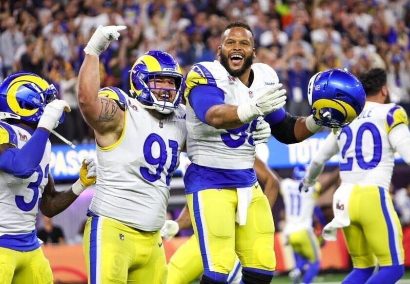 <p> Aaron Donald celebrando su victoria en la Super Bowl </p>