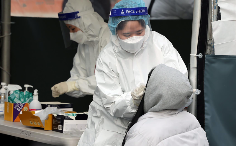 <p> 13 February 2022, South Korea, Seoul: Medical workers carry out rapid antigen tests at a COVID-19 testing station, as South Korea hit a daily high of 56,431 new COVID-19 infections. - -/YNA/dpa </p>