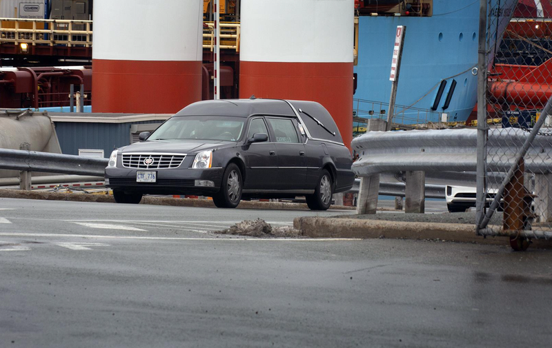 <p> Dos coches fúnebres trasladan los cuerpos de los dos pescadores naufragados en Terranova que hoy han sido transportados en el buque ‘Nexus’ que ha llegado al Puerto de San Juan de Terranova, a 18 de febrero de 2022, en San Juan, Terranova (Canadá). - PAUL DALY - Europa Press </p>