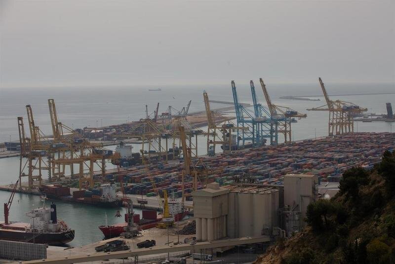 <p> Vista general del muelle de descarga del Puerto de Barcelona, en Cataluña </p>