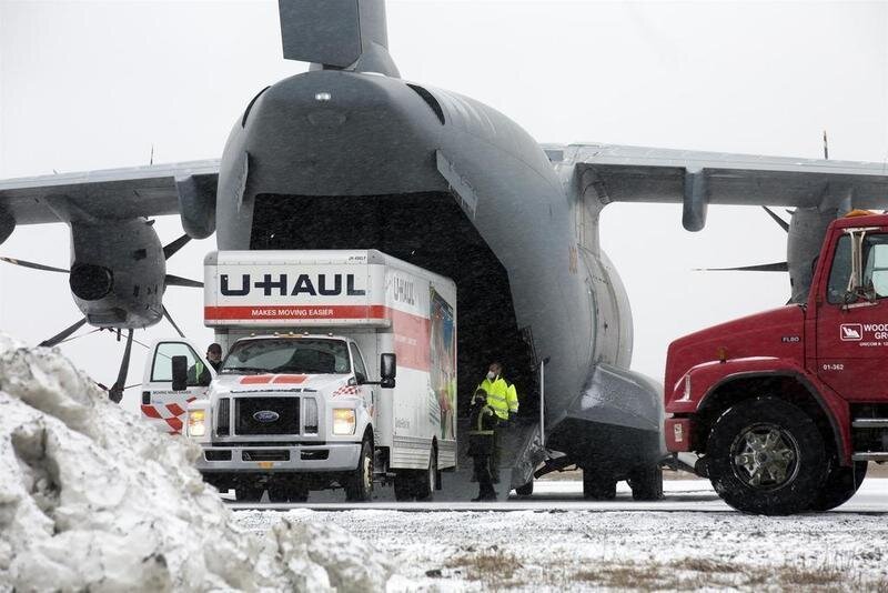 <p> Un camión de alquiler a bordo del avión a su llegada en el aeropuerto de San Juan de Terranova, a 20 de febrero de 2022, en Terranova, Canadá </p>