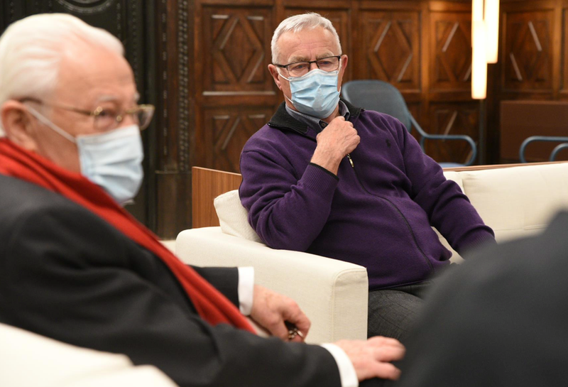 <p> El alcalde de Valencia, Joan Ribó (d), y el fundador de la Asociación Mensajeros de la Paz, Padre Ángel (i), durante la inauguración del acto 'Higienebus' en el Ayuntamiento de Valencia - Jorge Gil - Europa Press </p>