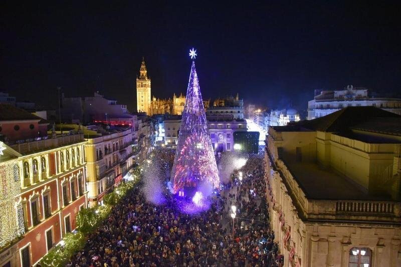 <p> Árbol de navidad en Sevilla </p>