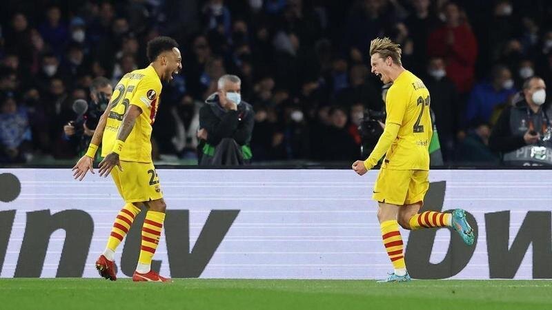 <p> Aubamejang y Frenkie De Jong celebrando uno de los goles </p>