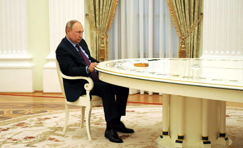 <p> HANDOUT - 22 February 2022, Russia, Moscow Russian President Vladimir Putin speaks with President of Azerbaijan Ilham Aliyev (not pictured) during their meeting at the Kremlin. Photo -Kremlindpa - ATTENTION. </p>