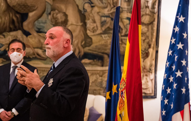 <p> Archivo - El chef José Andrés recibe la Orden del Mérito Civil de manos del ministro de Asuntos Exteriores, José Manuel Albares - MINISTERIO DE ASUNTOS EXTERIORES - Archivo </p>