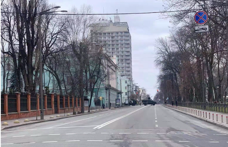 <p> Una calle vacía en Kiev - Lu Jinbo / Xinhua News </p>