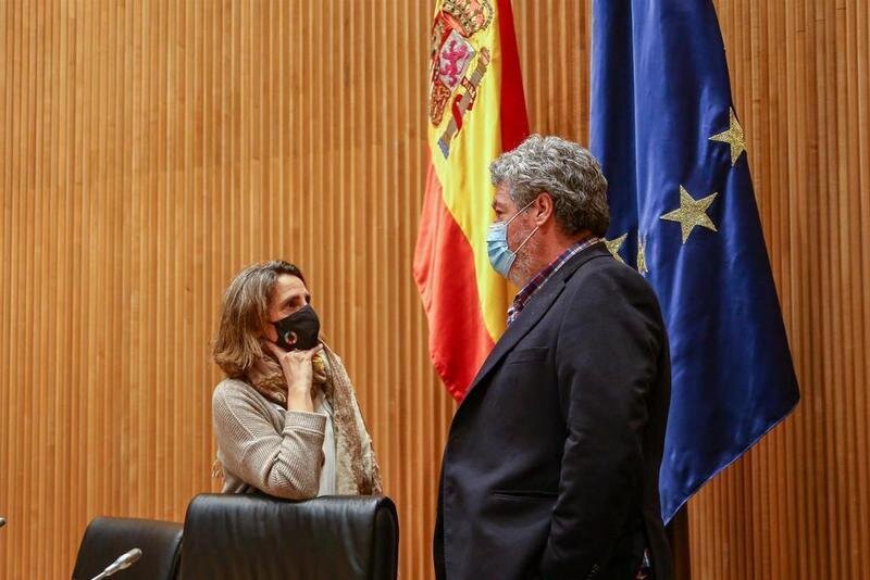 <p> La vicepresidenta cuarta del Gobierno y ministra para la Transición Ecológica y el Reto Demográfico, Teresa Ribera (i), y el presidente y portavoz de la Comisión de Transición Ecológica, Juantxo López de Uralde (d) </p>