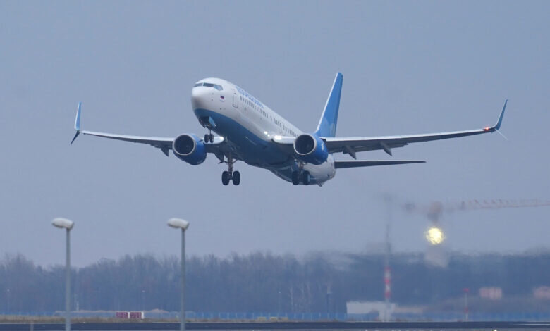 <p> Avión de una aerolínea rusa despegando </p>