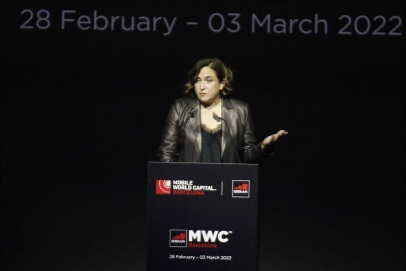 <p> La alcaldesa de Barcelona, Ada Colau, en su discurso de la cena oficial del MWC 2022 </p>