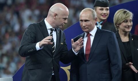 <p> El Presidente de la FIFA junto a Vladimir Putin </p>