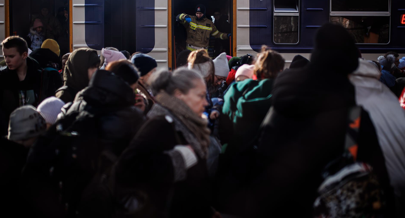 <p> Un grupo de personas a su llegada procedente de Ucrania en la estación de tren de Przemysl (Polonia) - Alejandro Martínez Vélez - Europa Press </p>