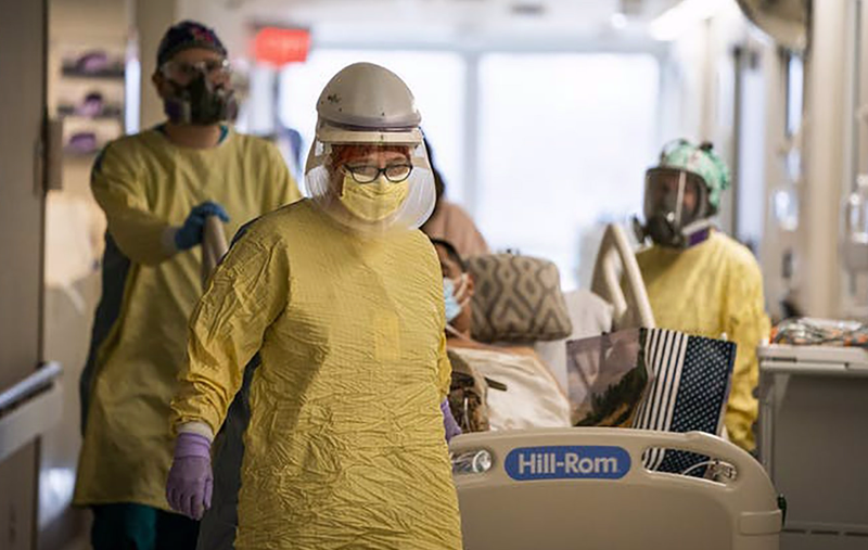 <p> Archivo - 14 January 2022, US, Coon Rapids: A nurse brings a COVID-19 patient into the ICU from another floor of the hospital at Mercy Hospital in Coon Rapids - -/Minneapolis Star Tribune/TNS v / DPA - Archivo </p>