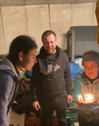 <p> Celebración del cumpleaños en el refugio antiaéreo </p>