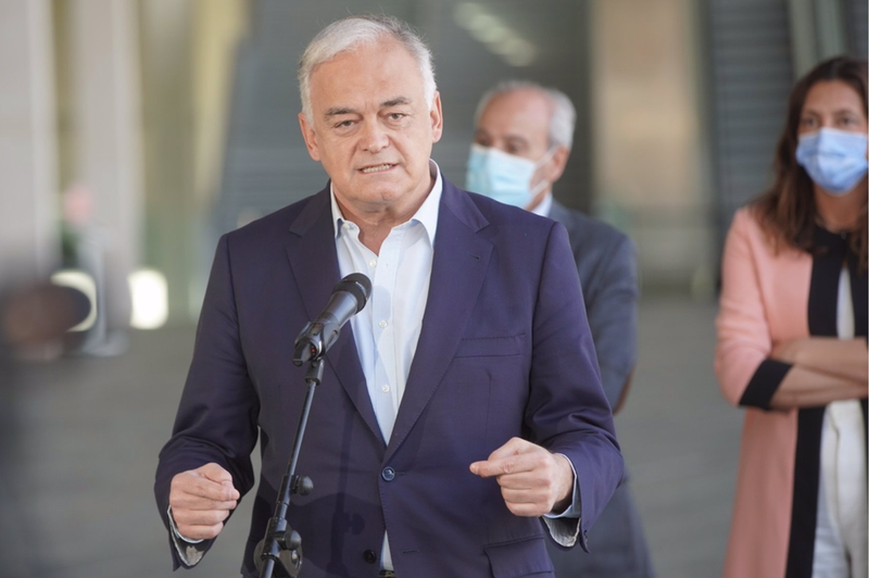 <p> El presidente del comité organizador del congreso del PP, Esteban González Pons, ofrece una rueda de prensa en Sevilla junto a la portavoz del Grupo Popular, Cuca Gamarra, tras visitar las instalaciones del cónclave de abril. - EDUARDO BRIONES (EP) </p>