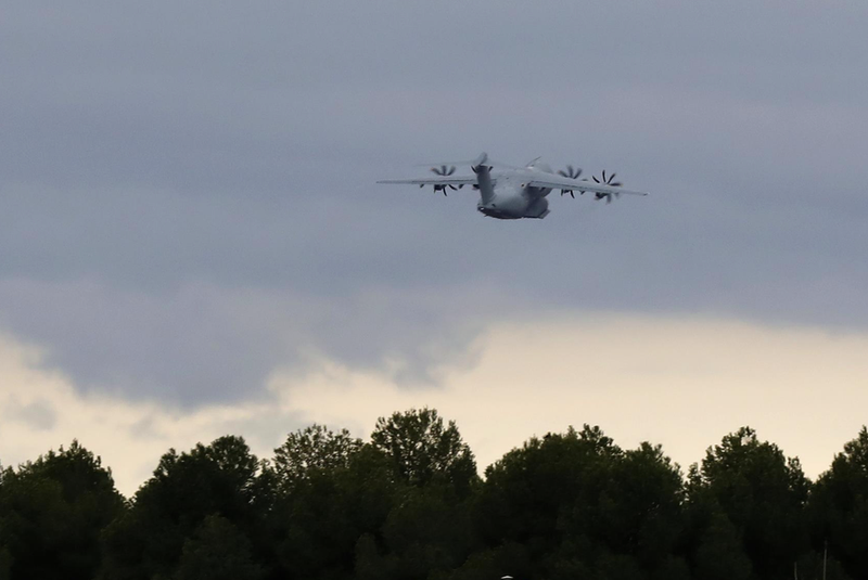 <p> Uno de los aviones del ejército del Aire a su salida de la base aérea de Los Llanos para recoger el cargamento de armas que enviarán a Ucrania. - Luis Vizcaíno - Europa Press </p>