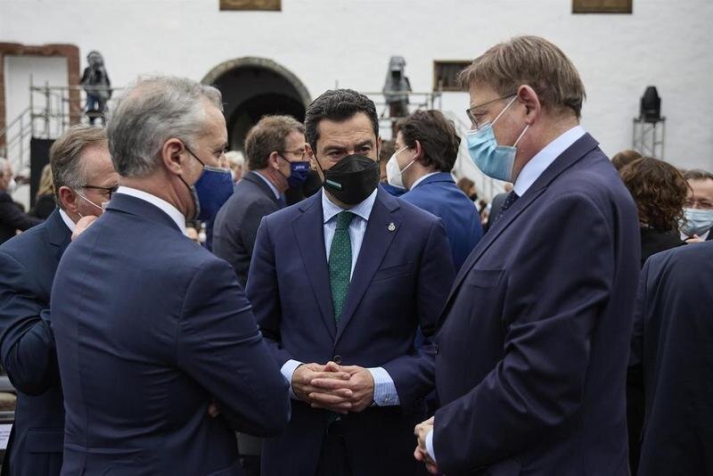 <p> El lehendakari, Íñigo Urkullu; el presidente de Andalucía, Juanma Moreno; y el presidente de la Generalitat valenciana, Ximo Puig, en La Palma </p>