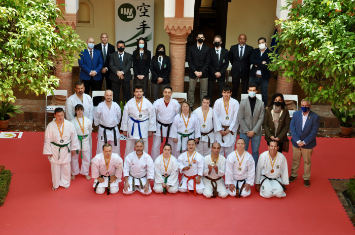 <p> Los deportistas posan en el convento de Santa Clara. Fuente: Club Kimé </p>