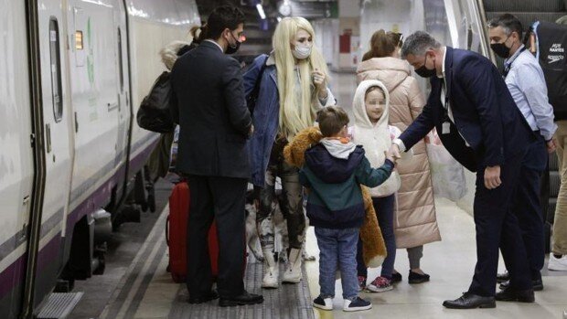 BARCELONA, 04/03/2022.- Ciudadanos procedentes de Ucrania llegan a la estación de Barcelona Sants al haberse establecido un hub o centro de conexión para la gestión de los movimientos de refugiados ucranianos, en el que Renfe ofrece gratuidad en sus trenes para los ucranios que lleguen a España y deseen desplazarse por el país o salir hacia Francia. EFE/Quique García