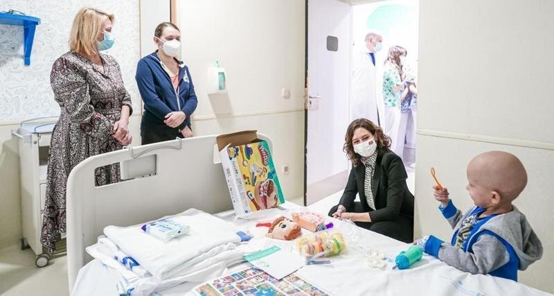 <p> Isabel Díaz Ayuso en su visita a los niños ucranianos enfermos de cáncer. Fuente: Comunidad de Madrid </p>