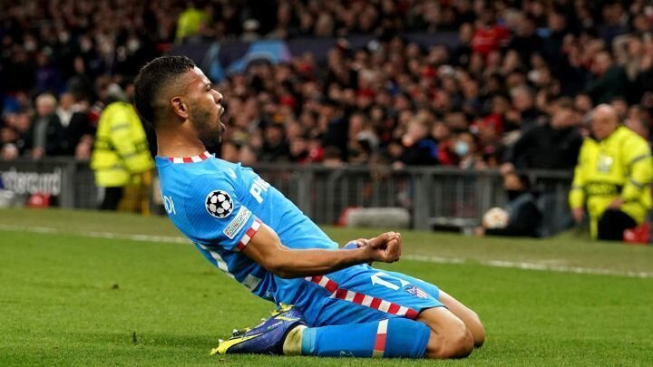 <p> Renan Lodi celebrando su gol ante el Manchester United </p>