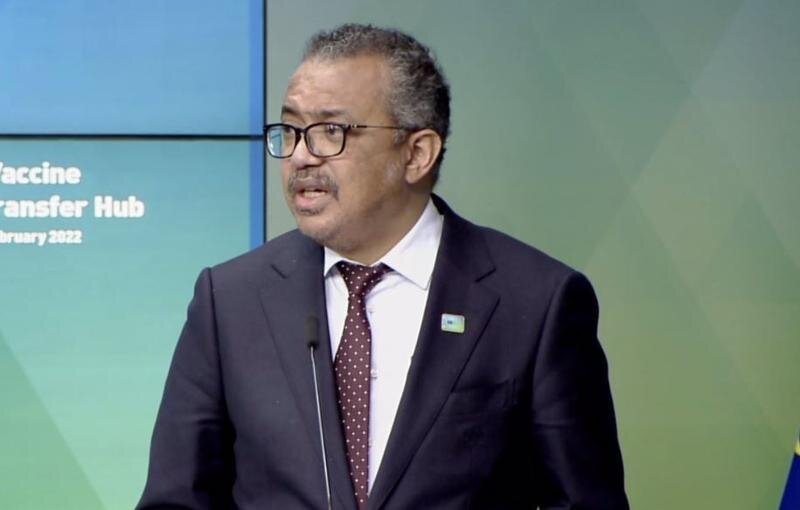 <p> El director general de la Organización Mundial de la Salud, Tedros Adhanom, durante la intervención en la que ha anunciado la transferencia de tecnología necesario para el desarrollo de las vacunas, a 18 de febrero de 2022 (Bruselas). - OMS </p>