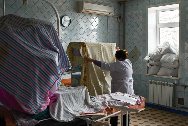 <p> FILED - 01 March 2022, Ukraine, Kramatorsk: A nurse covers medical equipment for protection in Kramatorsk city hospital, amid the Russian invasion of Ukrain. Photo: Andriy Andriyenko/SOPA Images via ZUMA Press Wire/dpa - Andriy Andriyenko/SOPA Images vi / DPA </p>