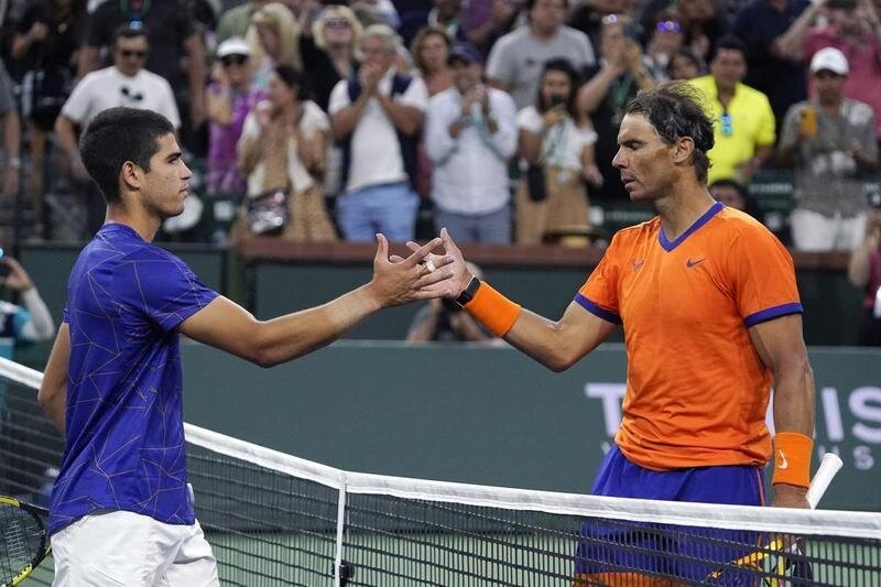 <p> Rafa Nadal y Carlos Alcaraz felicitándose tras el partido </p>