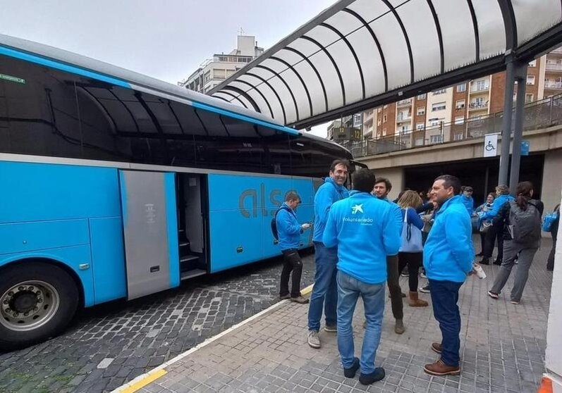 <p> Voluntarios de CaixaBank en una estación de autobuses de Barcelona </p>