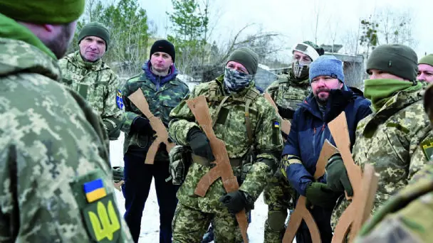 <p> Civiles ucranianos recibiendo instrucciones militares. </p>