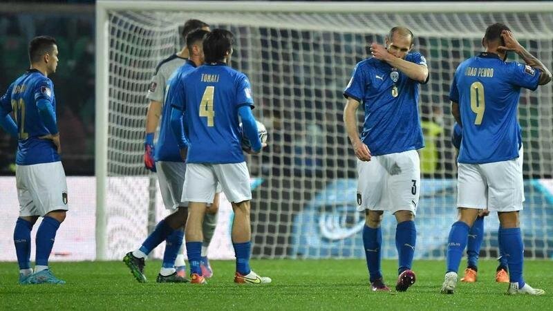 <p> La selección de Italia lamentándose tras la derrota ante Macedonia que les deja sin Mundial de Qatar 2022 </p>