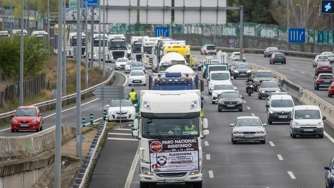 <p> Una serie de camiones en la huelga de transportistas. Fuente: Twitter </p>