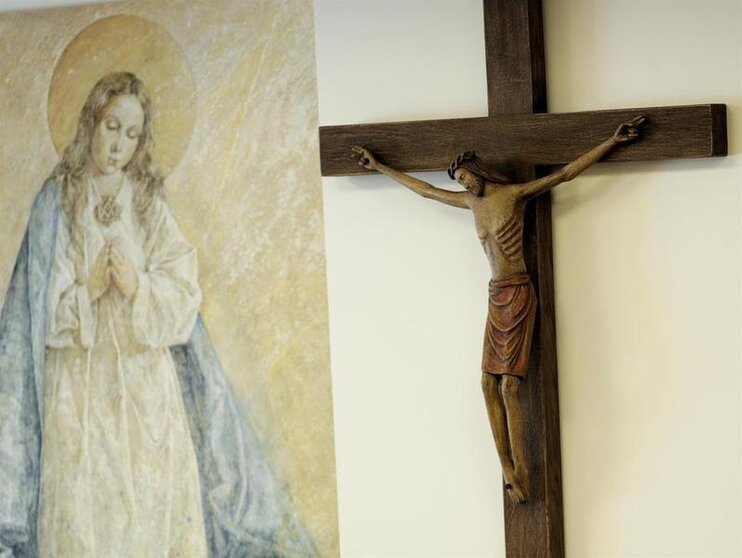 <p> Cuadro de la Virgen María y crucifijo de Cristo en la Casa de la Iglesia, en Madrid. Fuente: Europa Press </p>