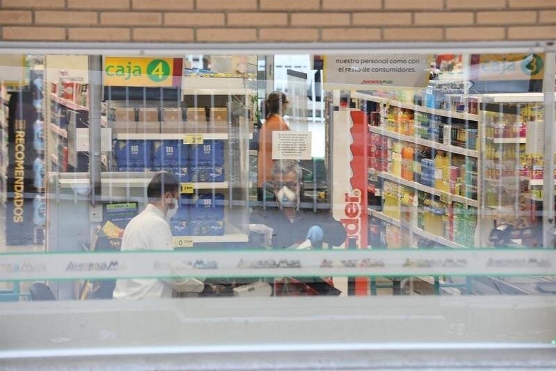 <p> Un cajero de un supermercado protegido con mascarilla, en Madrid (España), a 23 de marzo de 2020. - Marta Fernández Jara - Europa Press - Archivo </p>