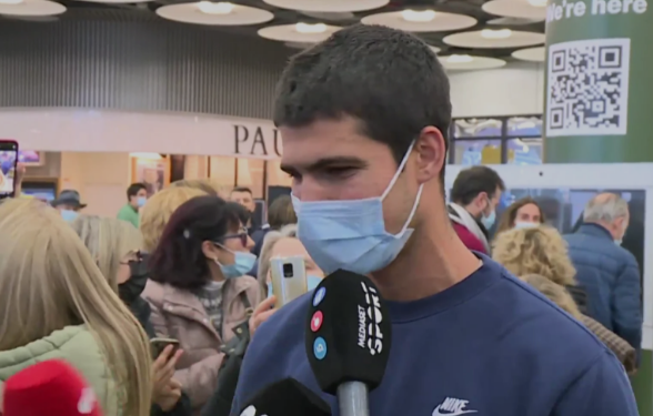 <p> Carlos Alcaraz en el Aeropuerto de Madrid </p>