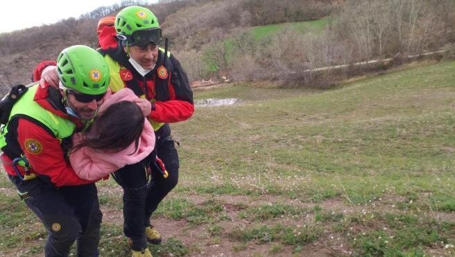 <p> Rescate en Italia de la niña de 5 años desaparecida. TWITTER @cnsas_official </p>