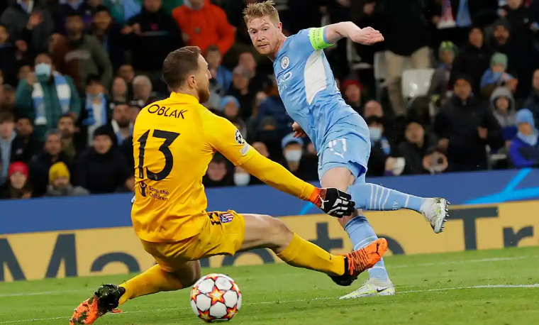 <p> Kevin de Bruyne ganando el mano a mano contra Oblak para marcar el definitivo 1-0 </p>