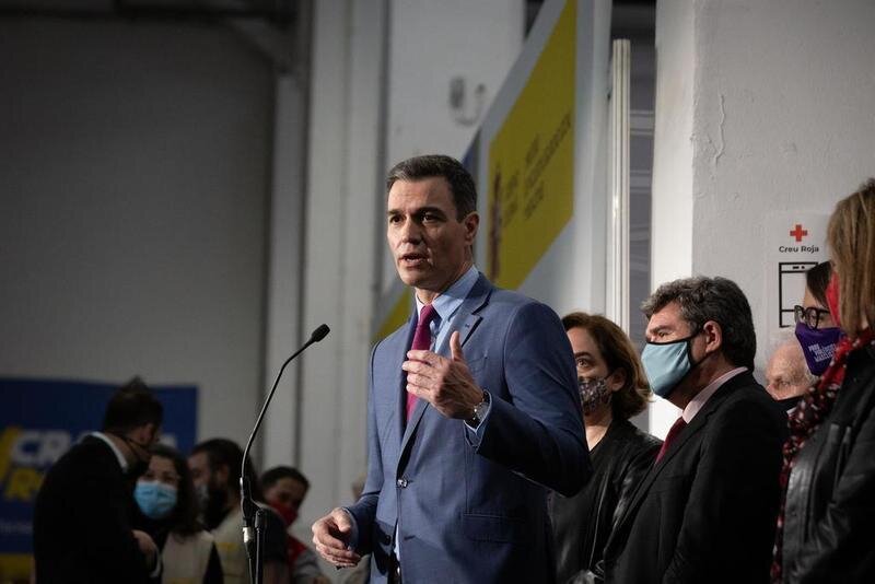 <p> El presidente del Gobierno, Pedro Sánchez, interviene durante su visita al centro de refugiados ucranianos, en la Fira de Barcelona, a 8 de abril de 2022, en Barcelona, Cataluña </p>