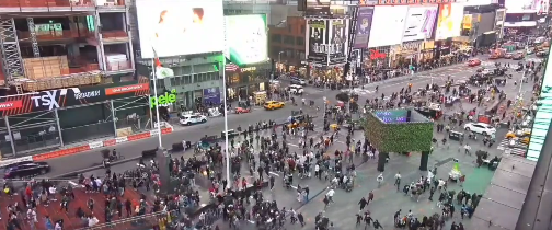 <p> Multitud de personas corriendo en Times Square </p>