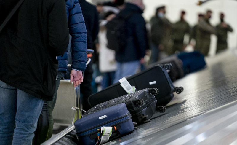 <p> Archivo - Maletas del vuelo de los españoles repatriados a su llegada al Aeropuerto Adolfo Suárez Madrid Barajas, en Madrid (España). - A. Pérez Meca - Europa Press - Archivo </p>