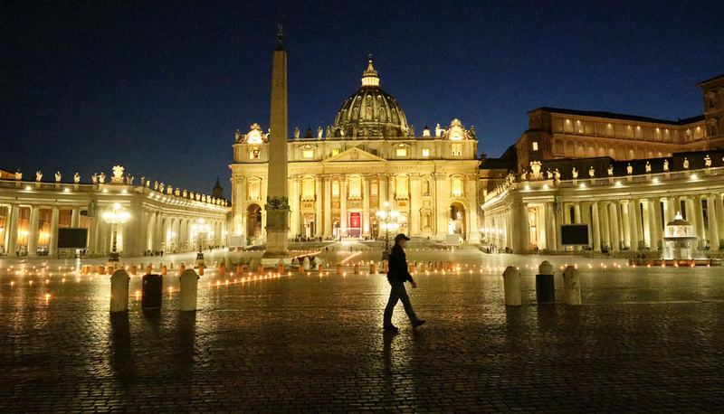 <p> Archivo - 02 April 2021, Vatican, Vatican City: An officer walks as Pope Francis leads the Way of the Cross (Via Crucis) procession in the empty square outside the Saint Peter's Square during Good Friday celebrations. Photo: Mauro Scrobogna/LaPresse via Z - Mauro Scrobogna/LaPresse via ZUM / DPA - Archivo </p>