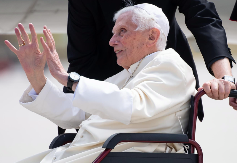 <p> Archivo - 22 June 2020, Bavaria, Freising: Pope Emeritus Benedict XVI gestures at the Munich Airport before his departure to Rome. Former Pope Benedict travelled to Germany last week to visit his 96 years old brother. Photo: Sven Hoppe/dpa - Sven Hoppe/dpa - Archivo </p>