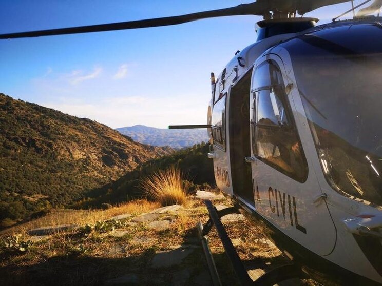 <p> Helicóptero del Servicio de Montaña de la Guardia Civil </p>