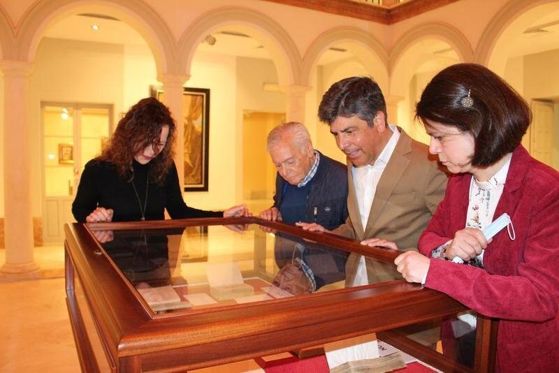 <p> Exposición bibliográfica de la Fundación Biblioteca Manuel Ruiz Luque. Fuente: Ayuntamiento de Montilla </p>