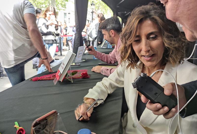 <p> La actriz, presentadora de televisión y escritora Paz Padilla durante la Diada de Sant Jordi - EUROPA PRESS </p>